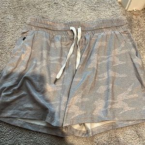 women’s pacific trailgrey camo small shorts